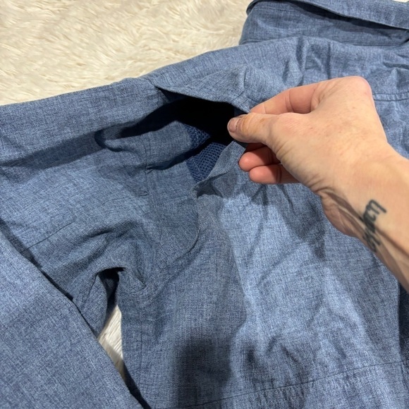 COLUMBIA Size L Blue Chambray Button Up Collared vented hiking shirt - Picture 10 of 12